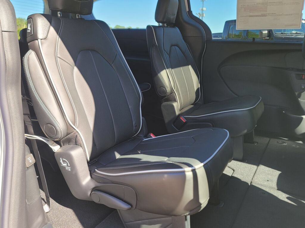 New 2027 Chrysler Pacifica Limited w/ Family Tech Group AWD/4WD image 9