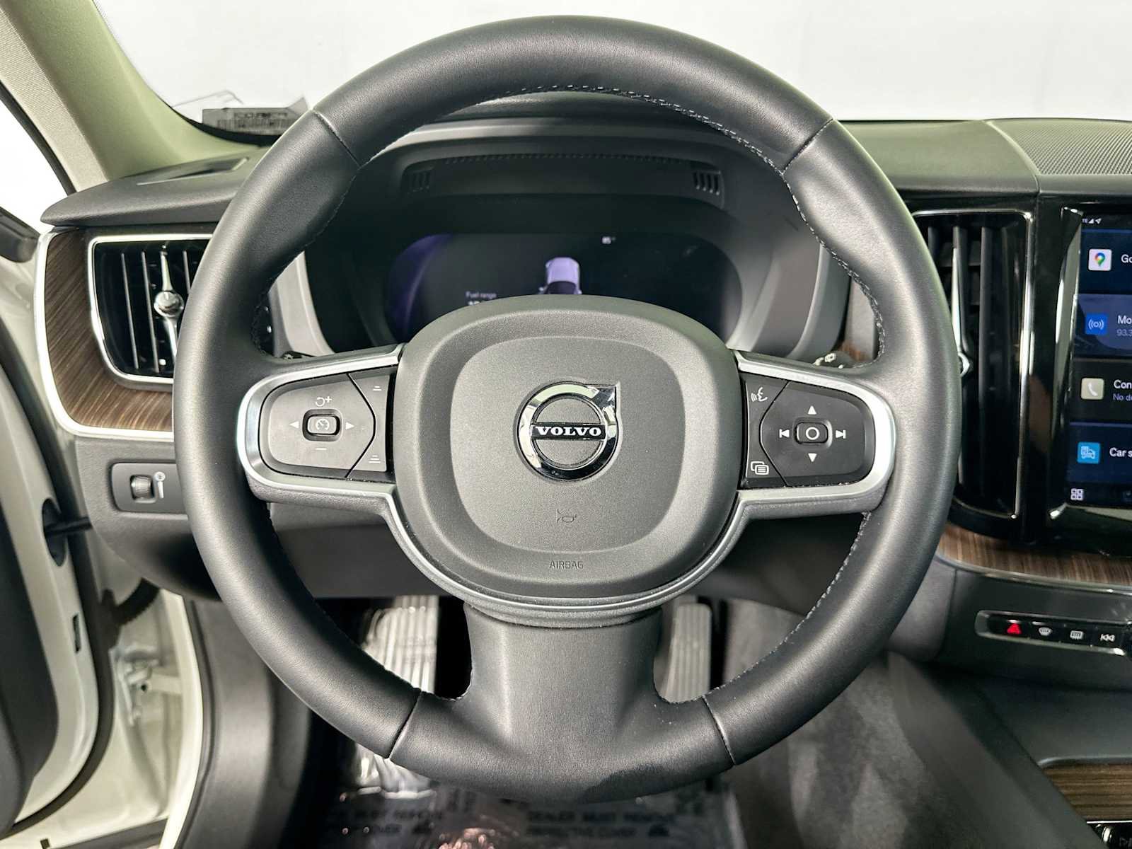 Used 2022 Volvo XC60 B5 Momentum w/ Advanced Package image 11