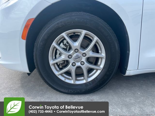 Used 2023 Chrysler Pacifica Touring-L image 26