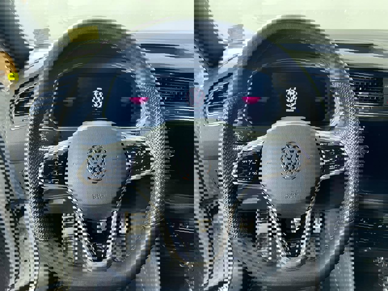 Used 2022 Volkswagen Tiguan SE R-Line image 15