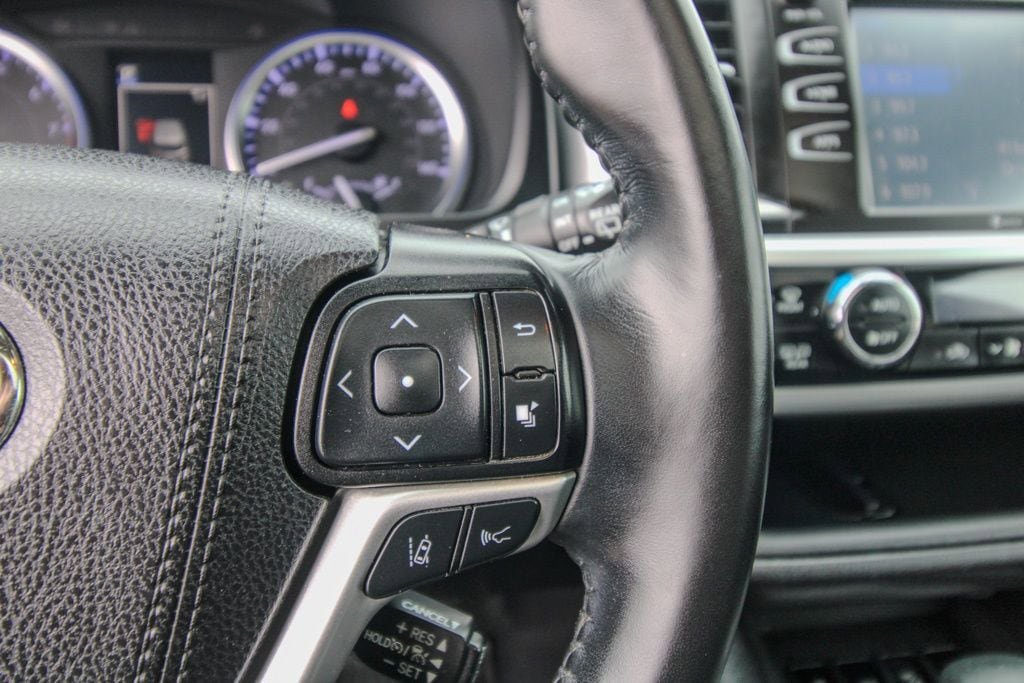 Used 2019 Toyota Highlander SE w/ Nightshade Edition AWD/4WD image 25