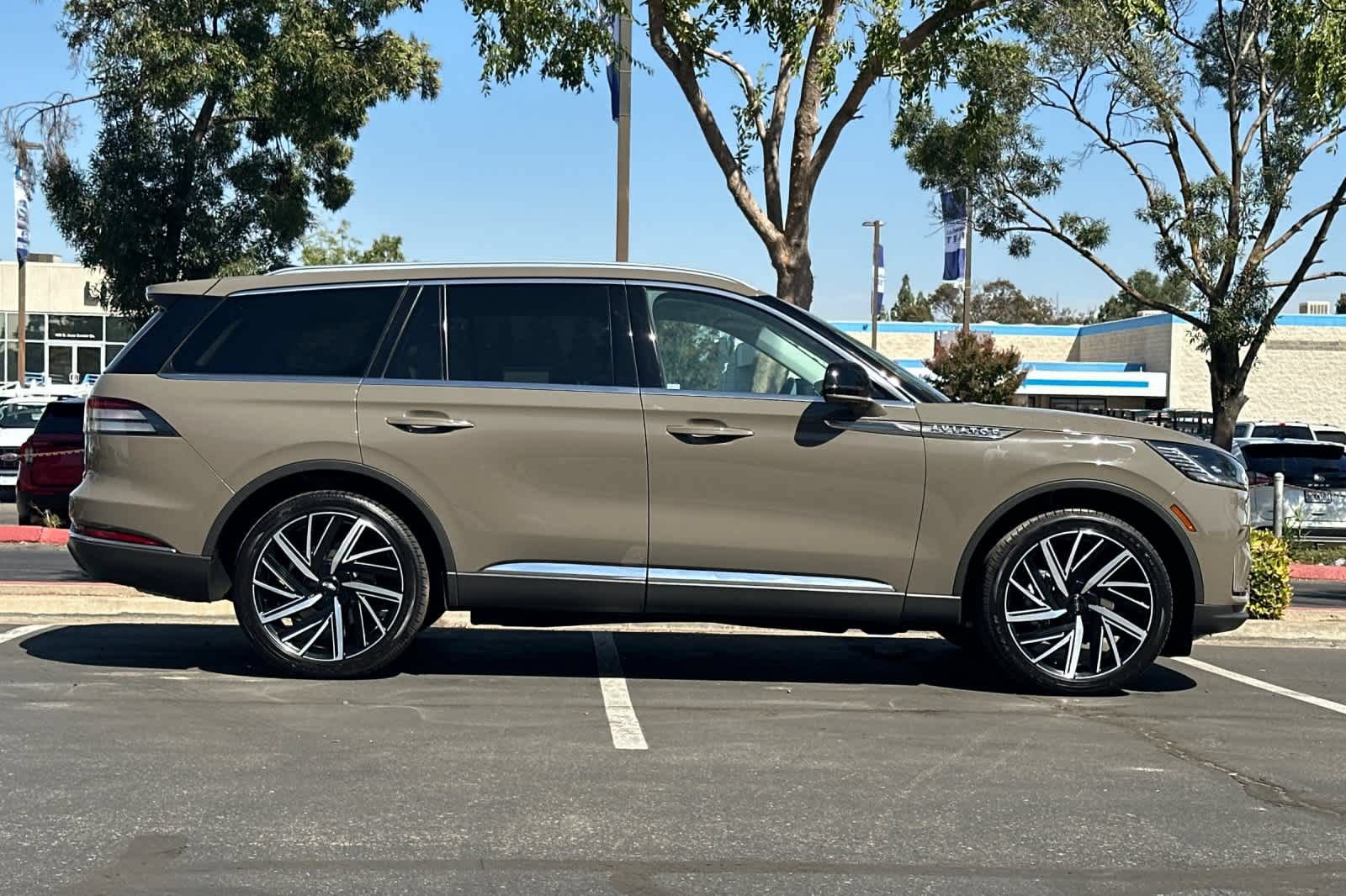 Certified 2025 Lincoln Aviator Reserve w/ Equipment Group 201A AWD/4WD image 9