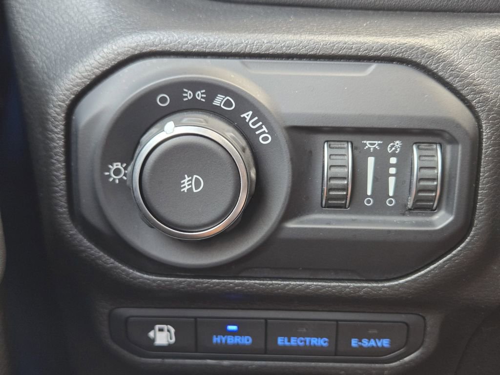 Used 2022 Jeep Wrangler Unlimited Sahara w/ Cold Weather Group AWD/4WD image 26