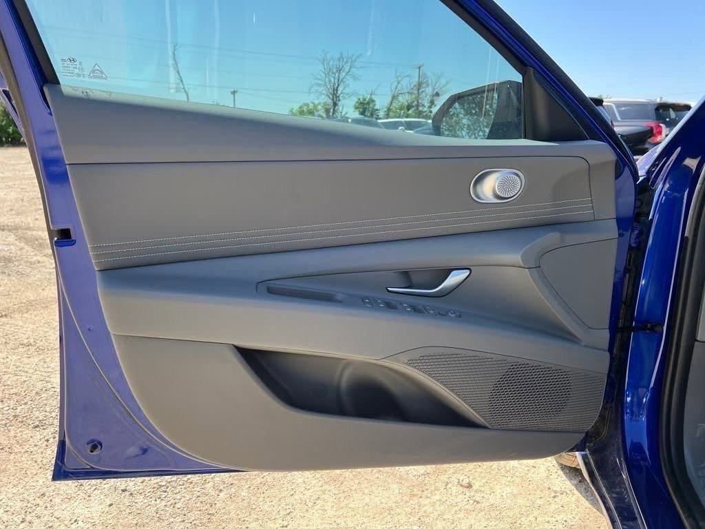 Used 2025 Hyundai Elantra Sport image 12