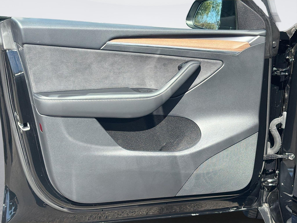 Used 2024 Tesla Model Y Long Range RWD image 19