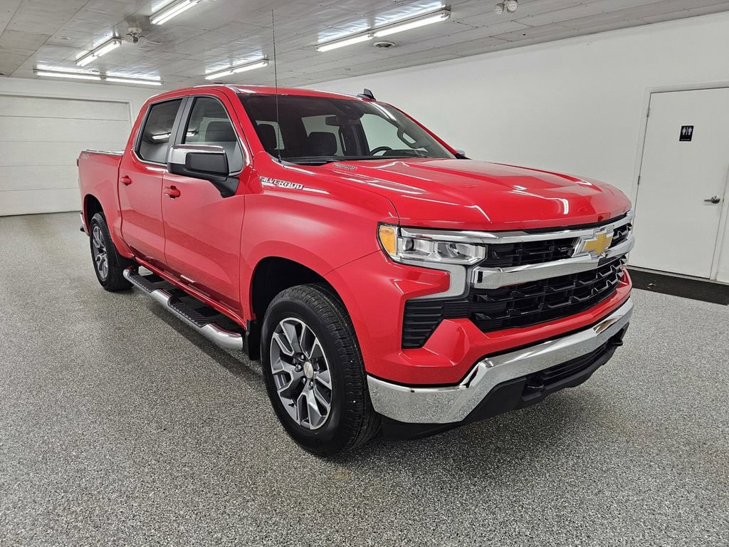 Used 2025 Chevrolet Silverado 1500 LT AWD/4WD image 3