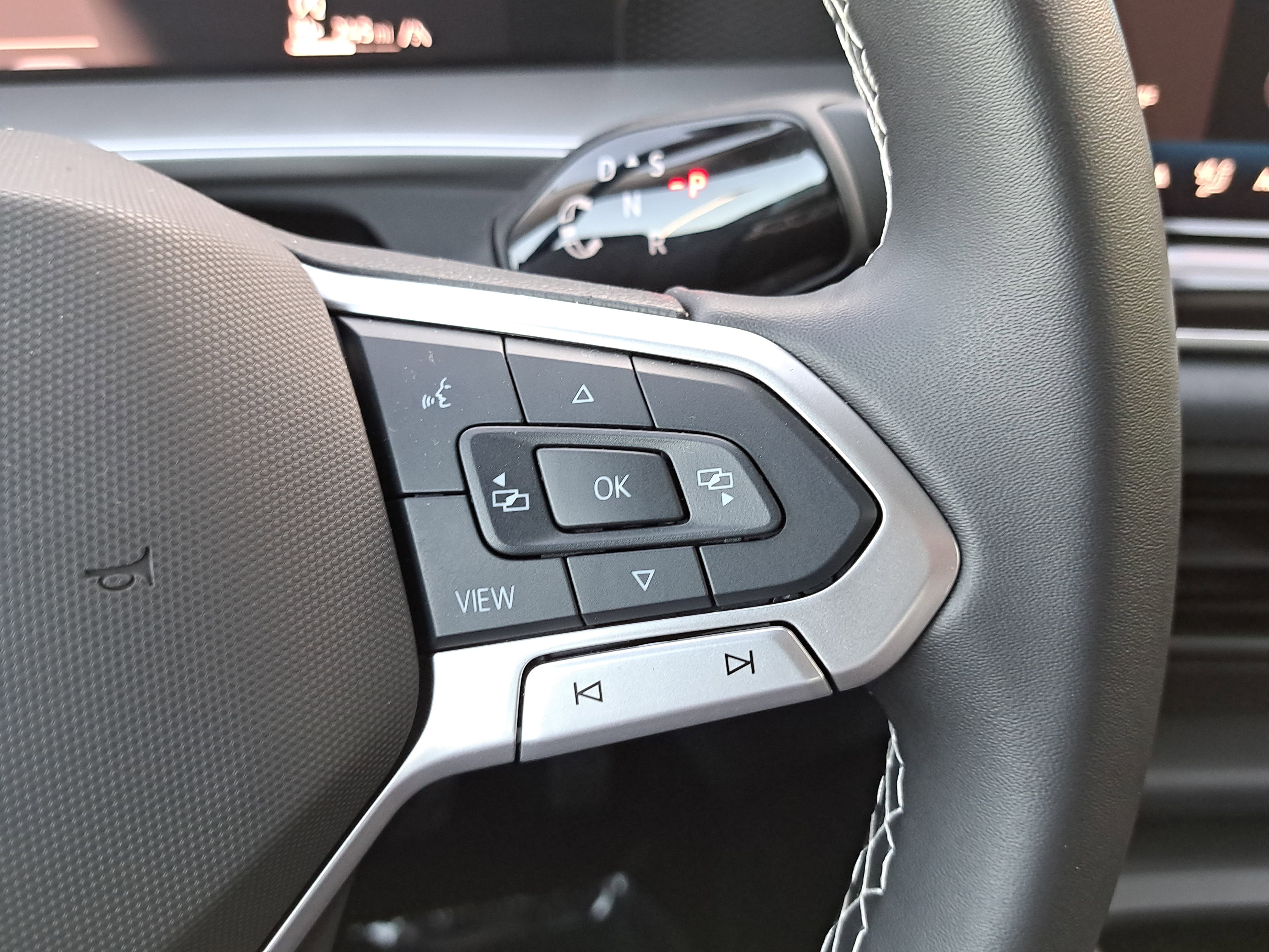 Used 2025 Volkswagen Tiguan SE AWD/4WD image 18