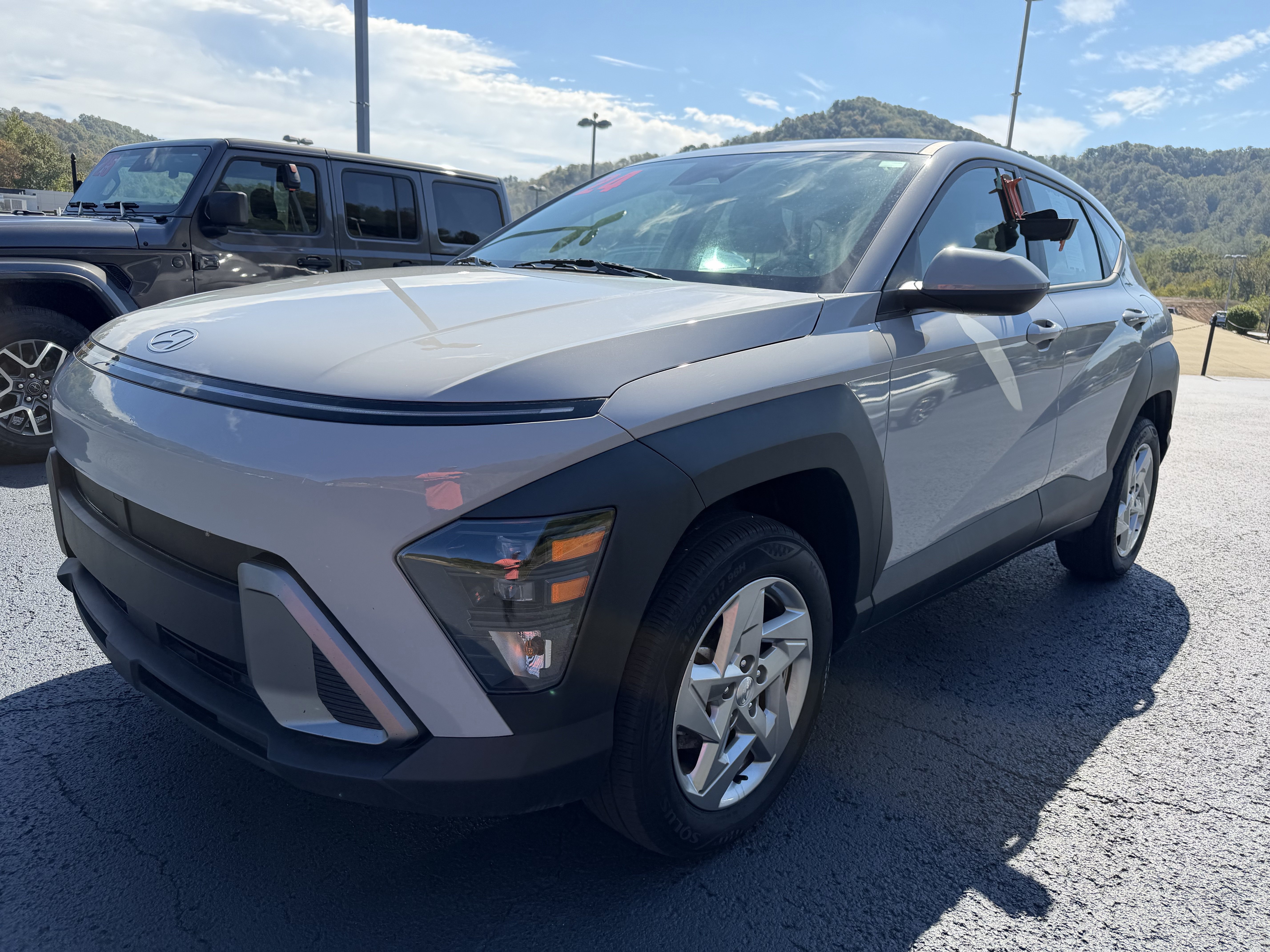 Used 2024 Hyundai Kona SE AWD/4WD image 3