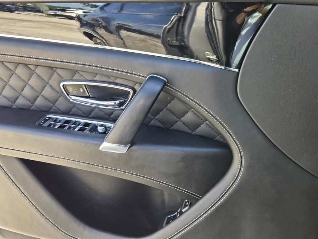 Used 2018 Bentley Bentayga image 30