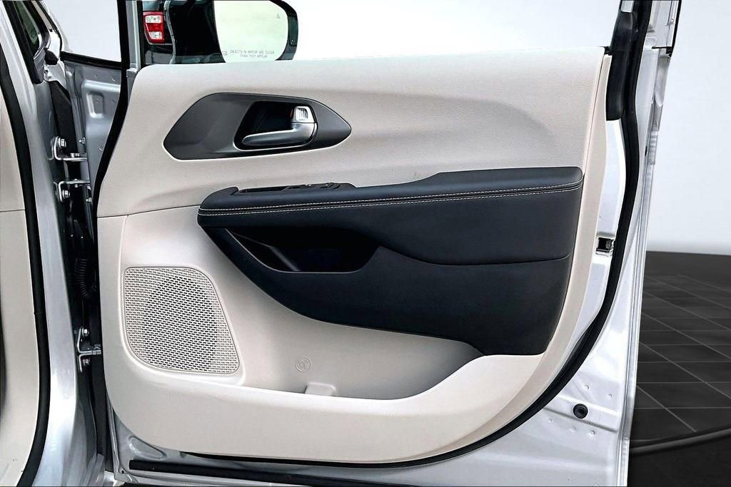 Used 2024 Chrysler Pacifica Touring-L image 24