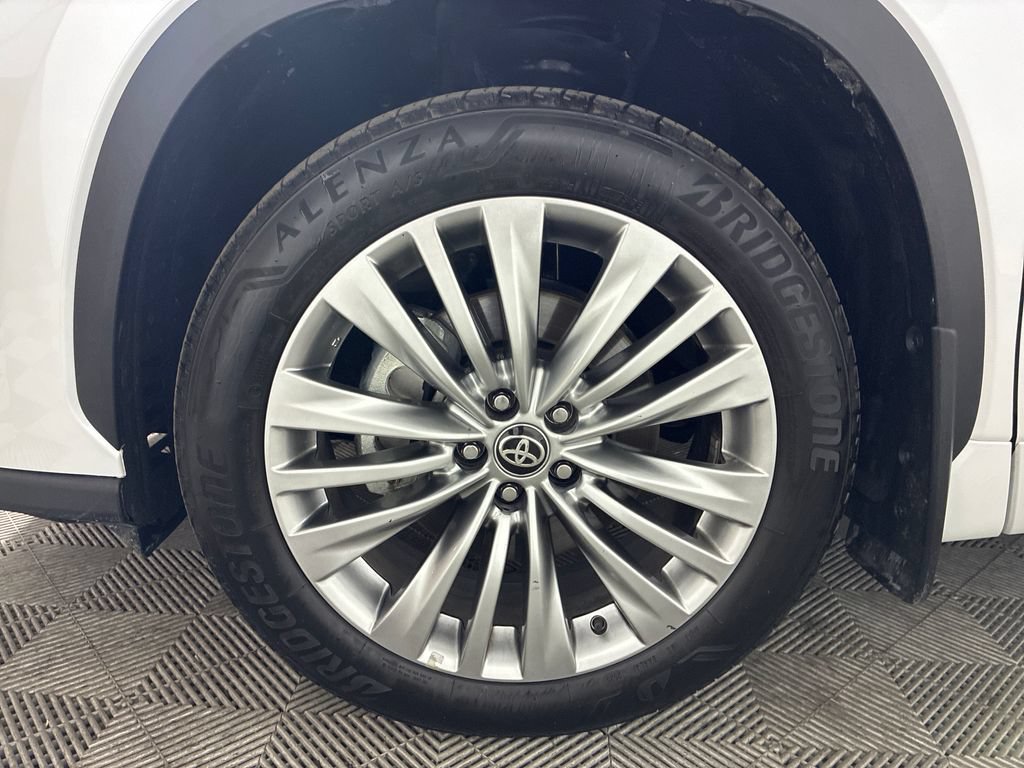 Used 2025 Toyota Highlander Platinum AWD/4WD image 6