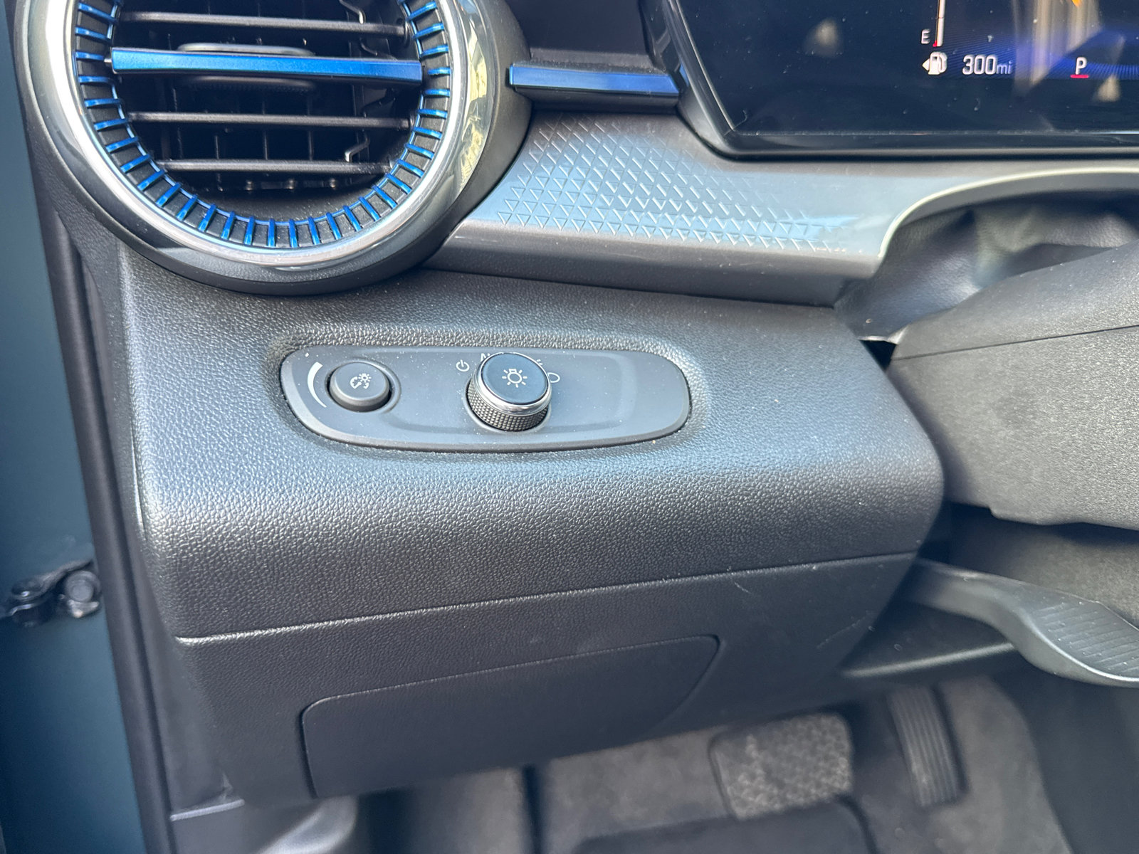 Used 2025 Chevrolet Trax LT FWD image 33