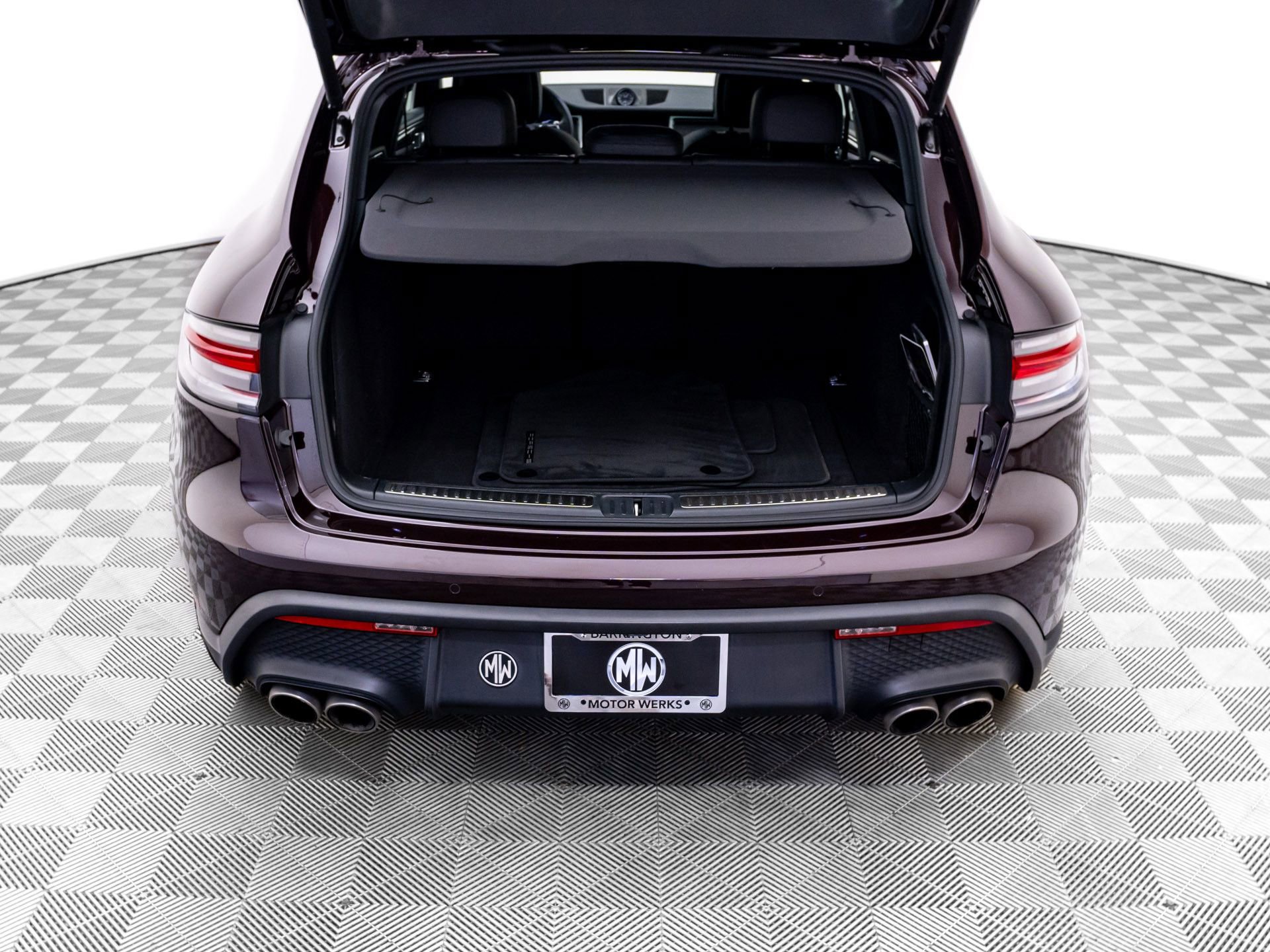 Certified 2023 Porsche Macan S AWD/4WD image 29
