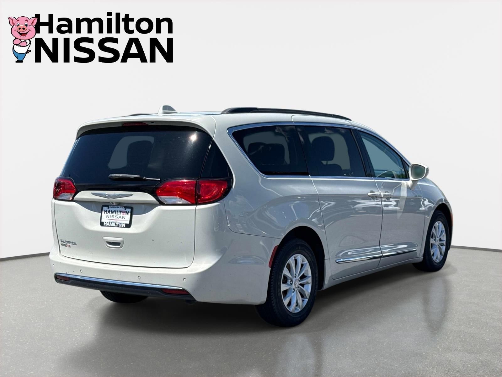 Used 2017 Chrysler Pacifica Touring-L FWD image 2