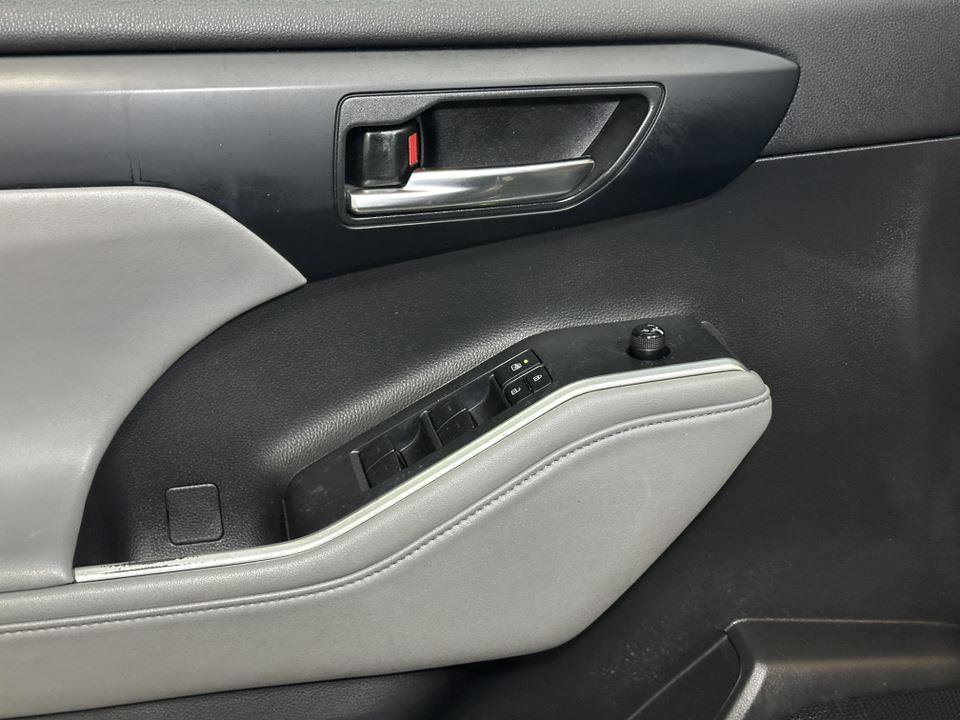 Certified 2022 Toyota Highlander XLE image 21