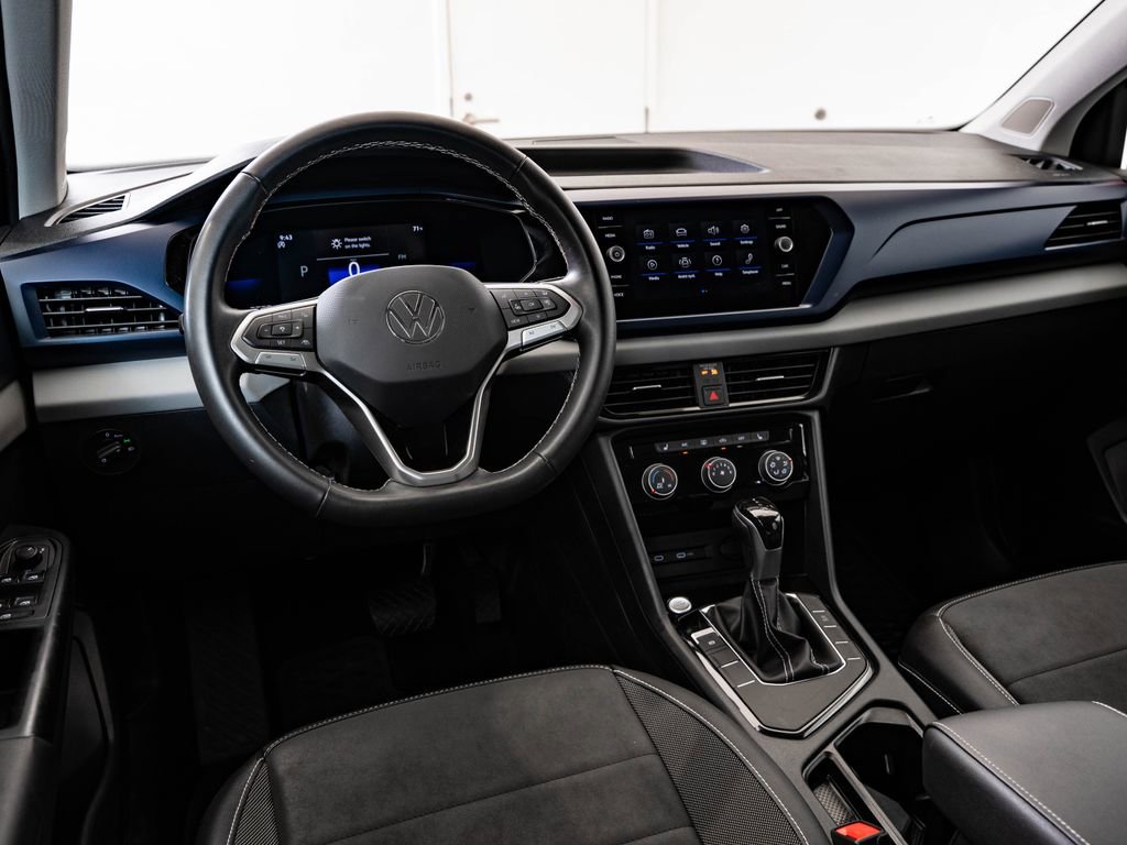 Used 2023 Volkswagen Taos SE w/ Panoramic Sunroof Package FWD image 4