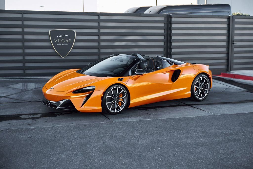 Used 2025 McLaren Artura Spider RWD image 23