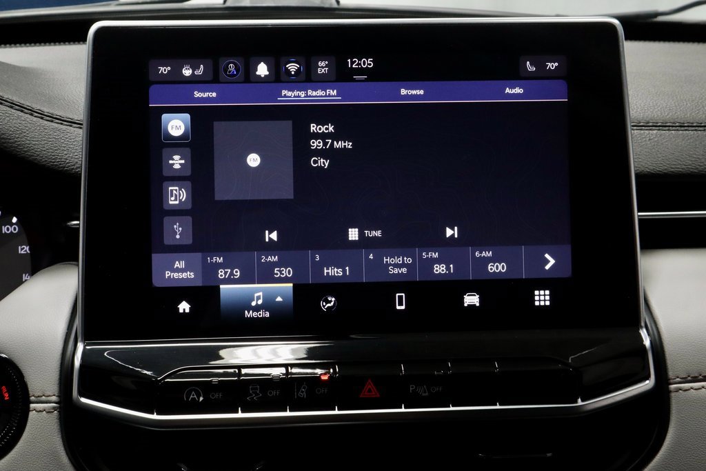 Used 2024 Jeep Compass Limited image 3