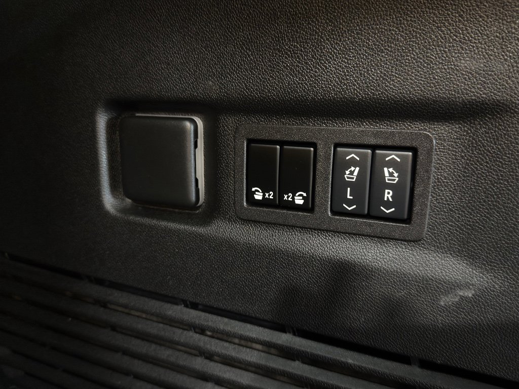 Used 2024 GMC Yukon XL Denali AWD/4WD image 22