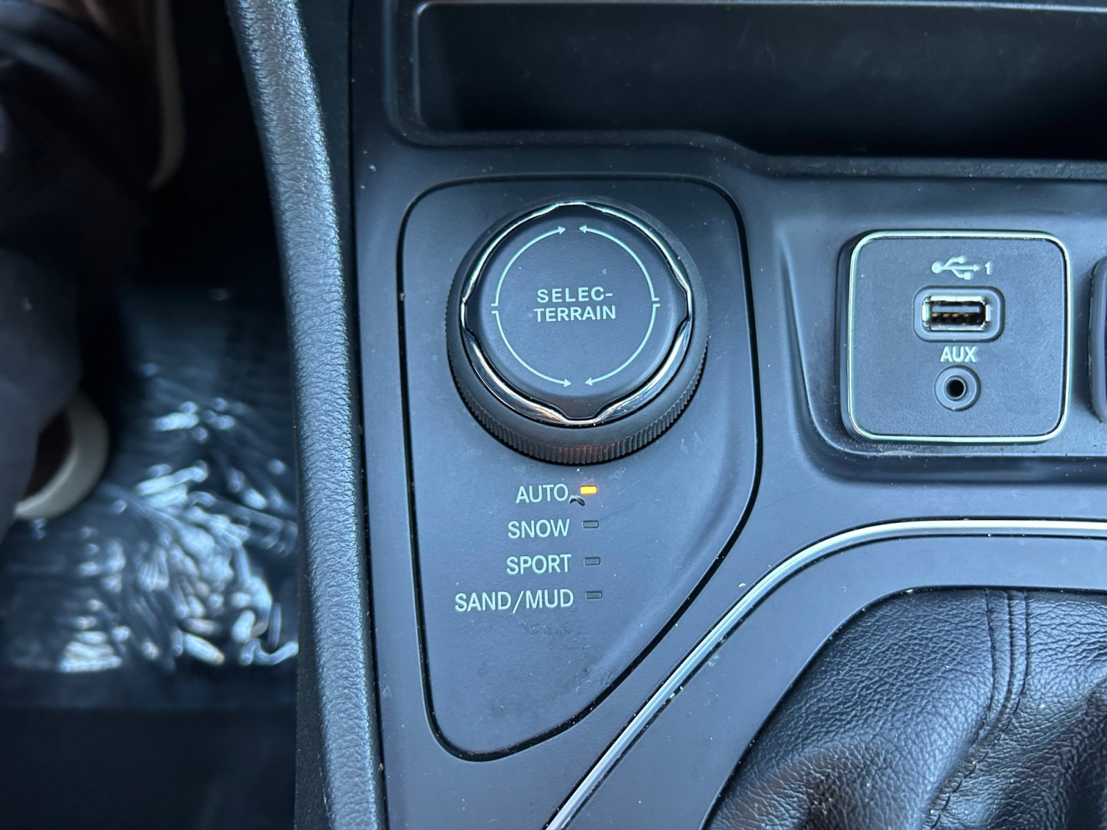 Used 2022 Jeep Cherokee Latitude AWD/4WD image 21