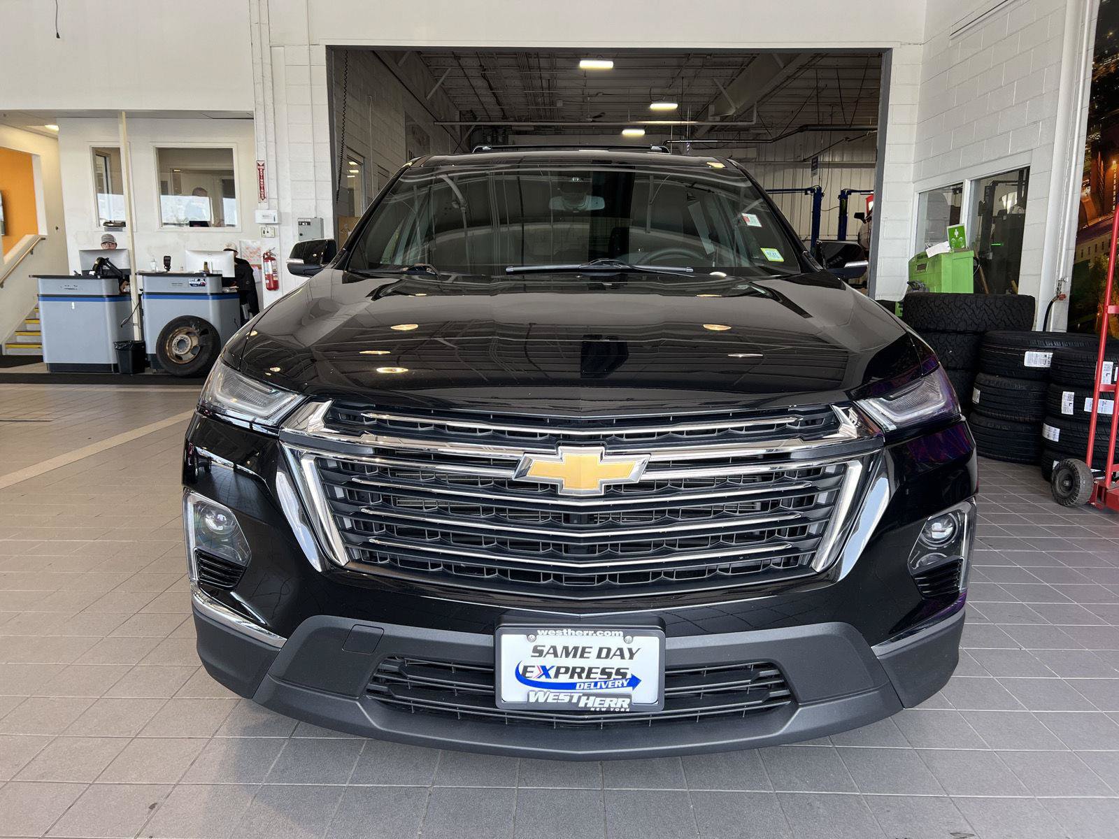 Used 2023 Chevrolet Traverse LT AWD/4WD image 2