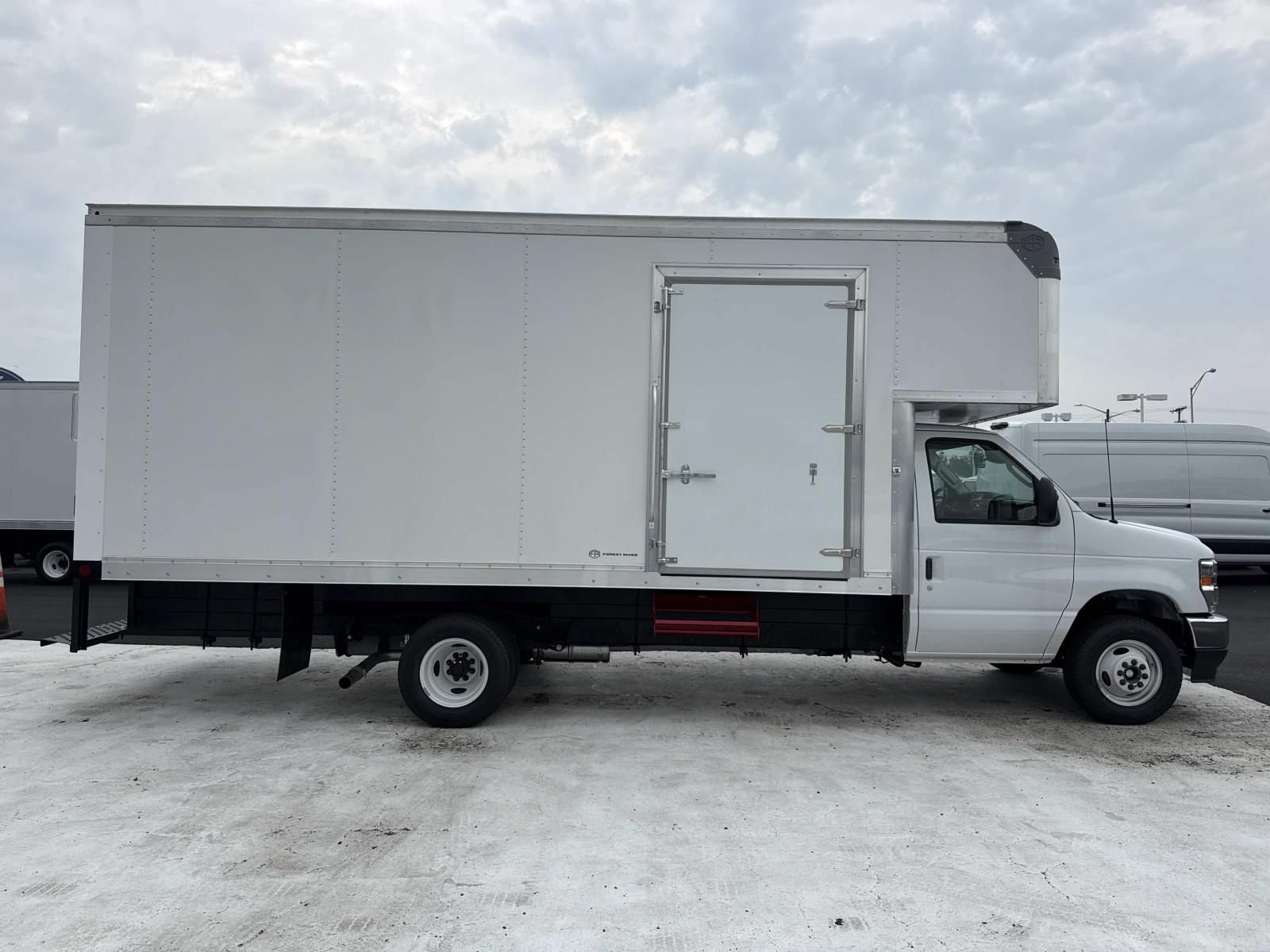 New 2027 Ford E-450 and Econoline 450 Super Duty w/ Power Equipment Group RWD image 2