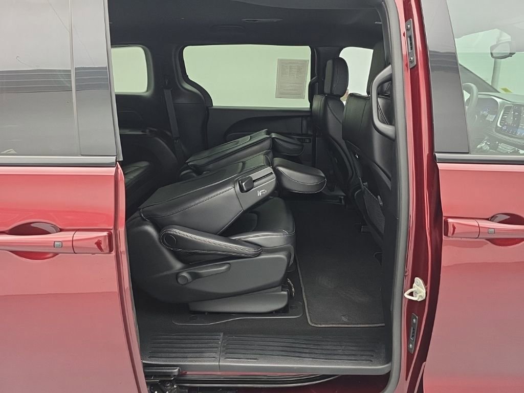 Used 2023 Chrysler Pacifica Touring-L w/ S Appearance Package image 44