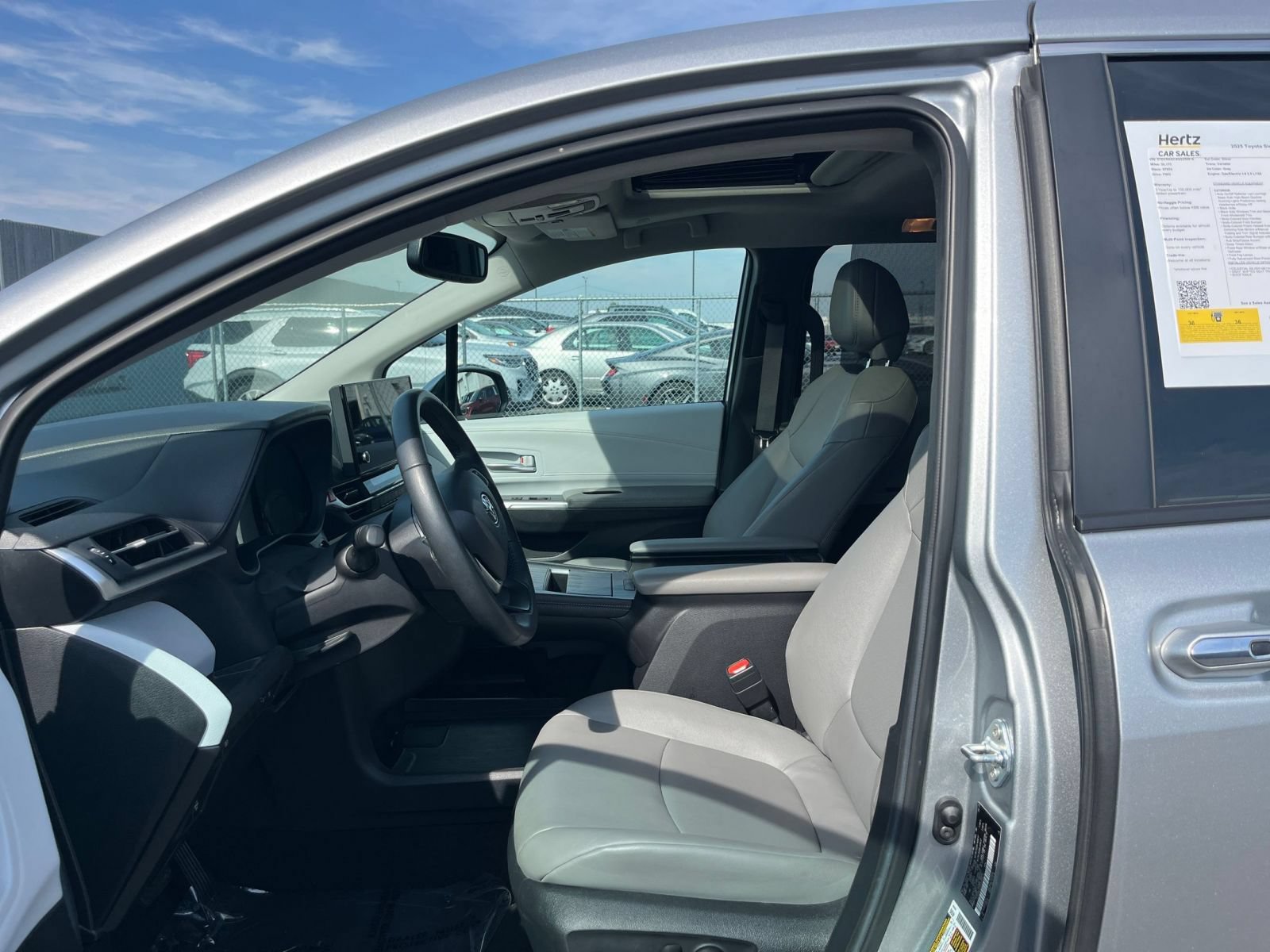 Used 2025 Toyota Sienna XLE FWD image 27