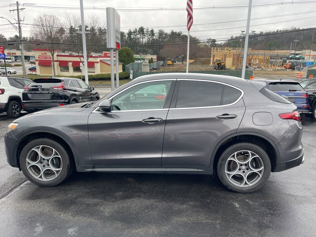 Used 2018 Alfa Romeo Stelvio AWD image 4