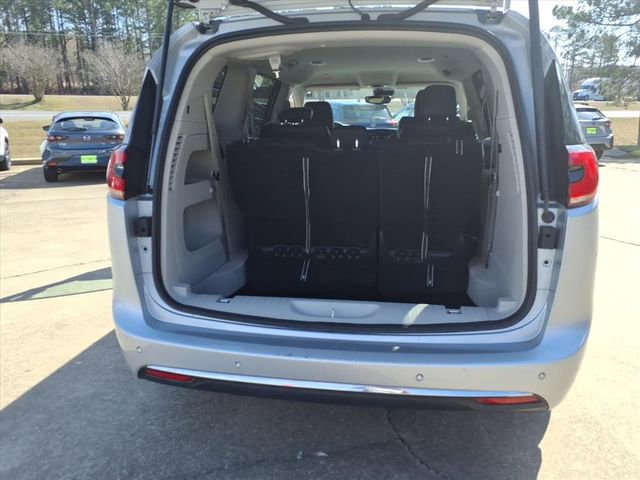 Used 2024 Chrysler Pacifica Touring-L image 17