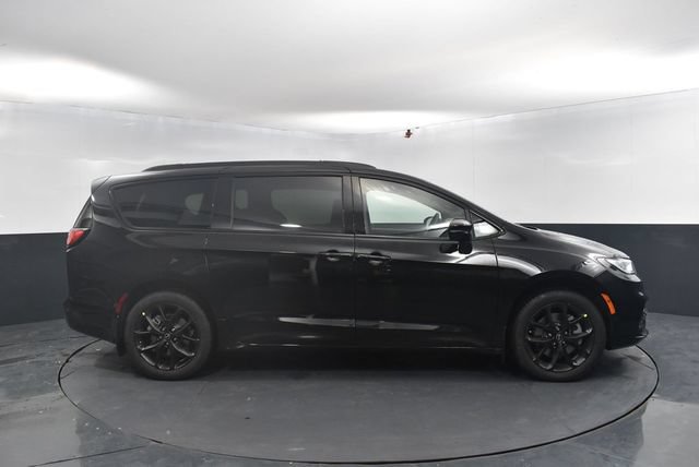 New 2026 Chrysler Pacifica Limited w/ S Appearance Package AWD/4WD image 11