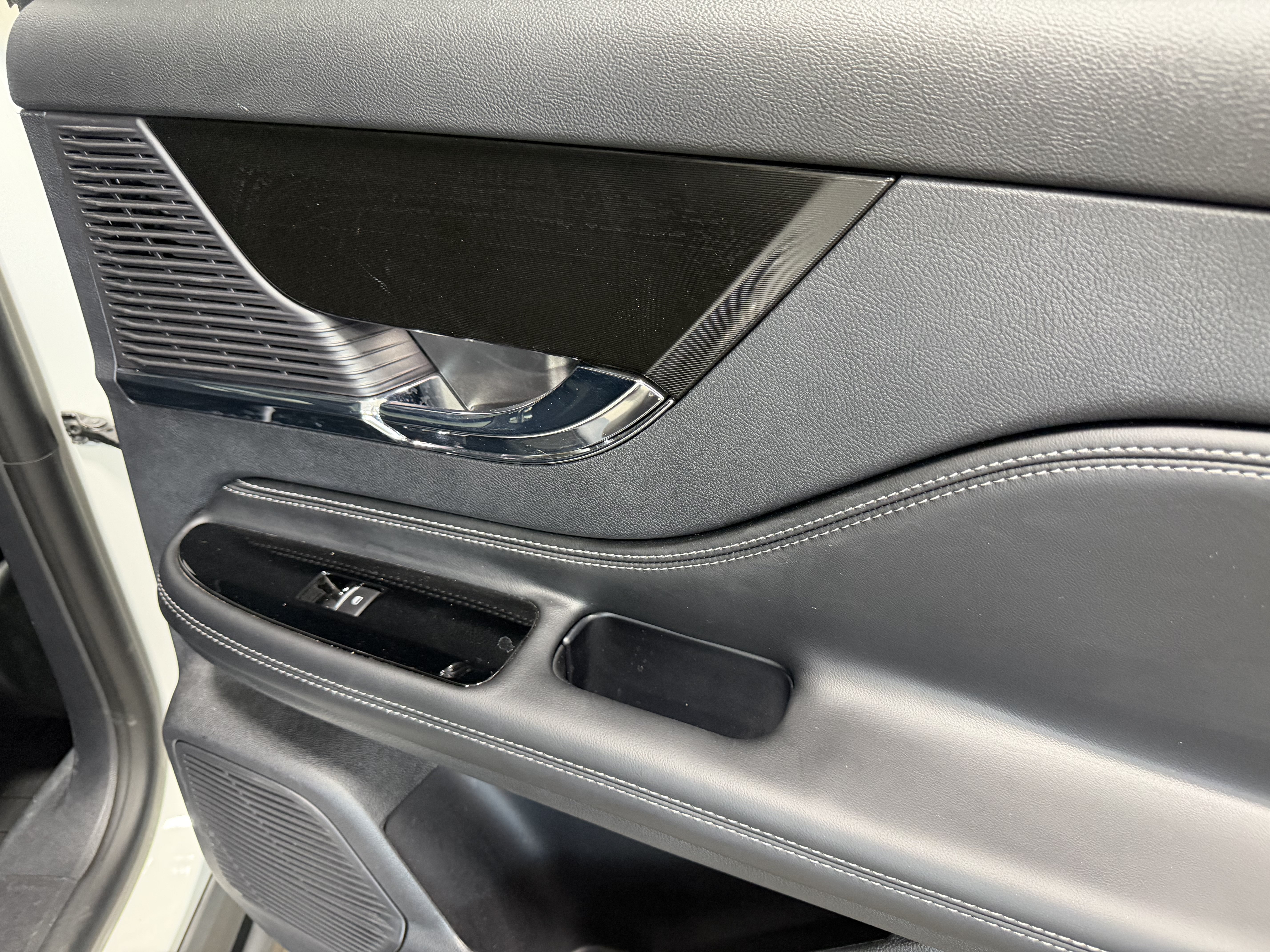 Used 2022 Lincoln Corsair AWD w/ Premium Package image 28