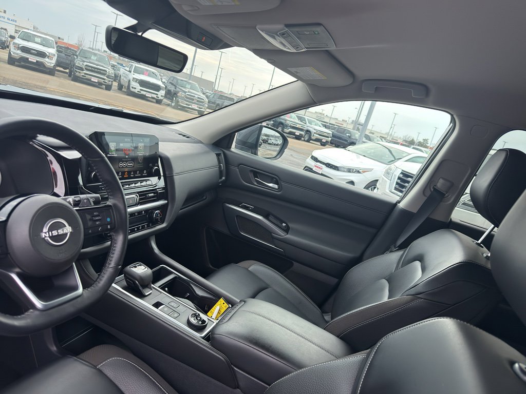 Certified 2024 Nissan Pathfinder SL w/ Black Appearance Package image 25