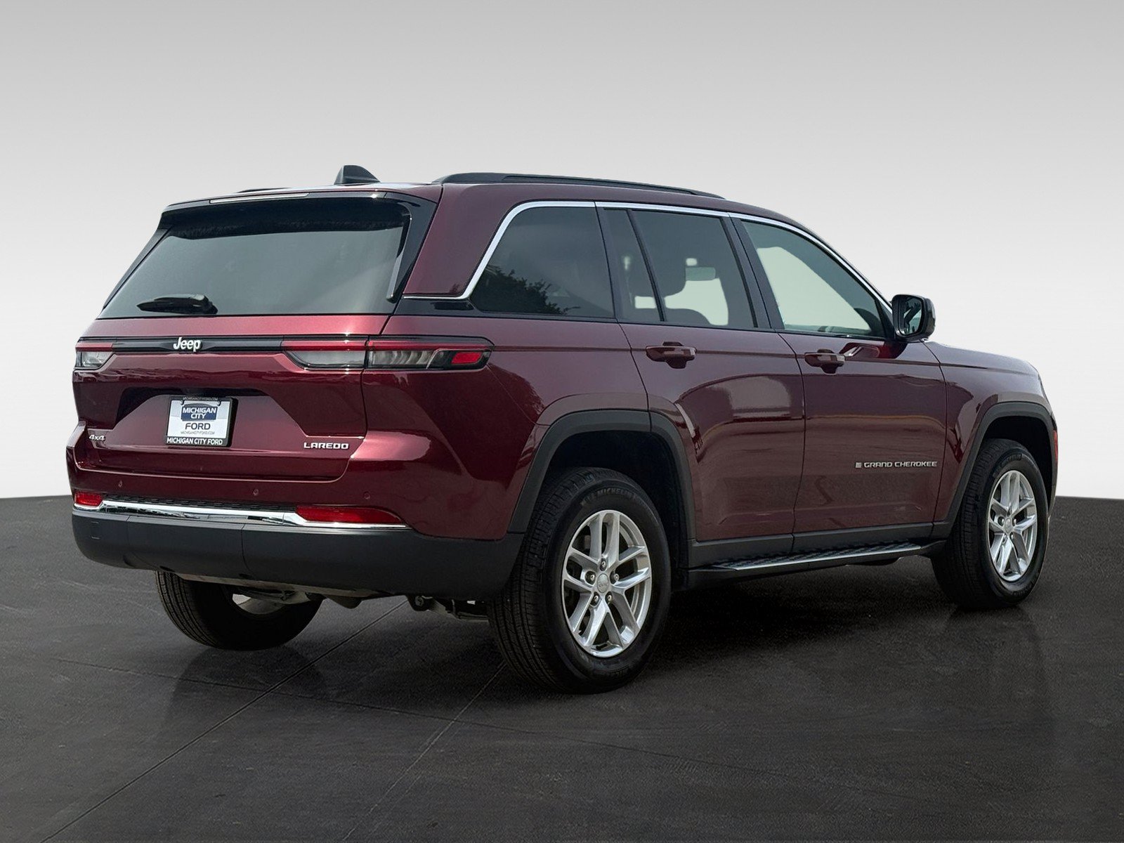 Used 2025 Jeep Grand Cherokee Laredo X w/ Luxury Tech Group I AWD/4WD image 5