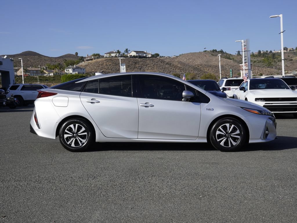 Used 2017 Toyota Prius Prime Advanced w/ Carpet Mat Package FWD video 3