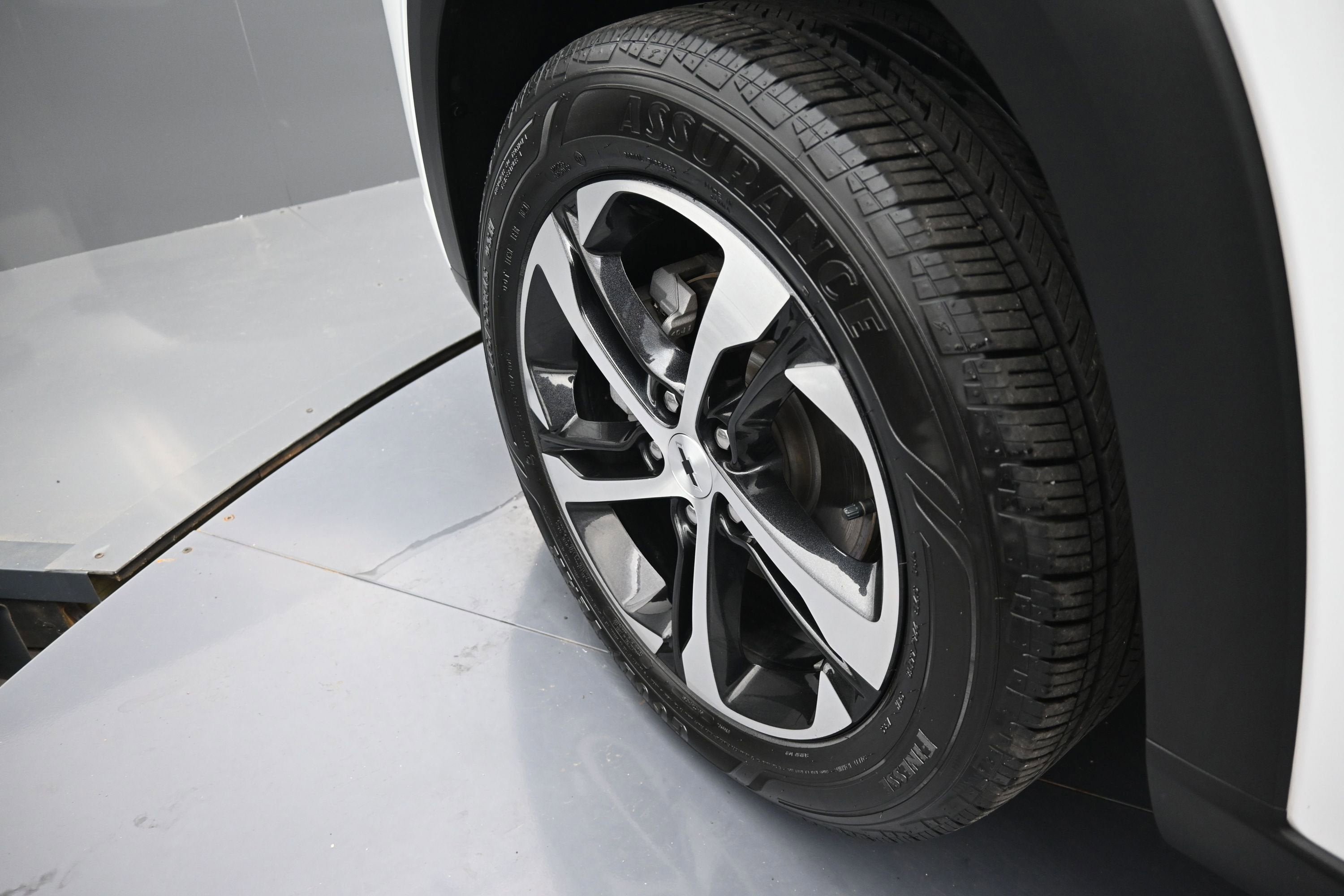 Used 2025 Chevrolet Trax RS w/ Sunroof Package FWD image 32