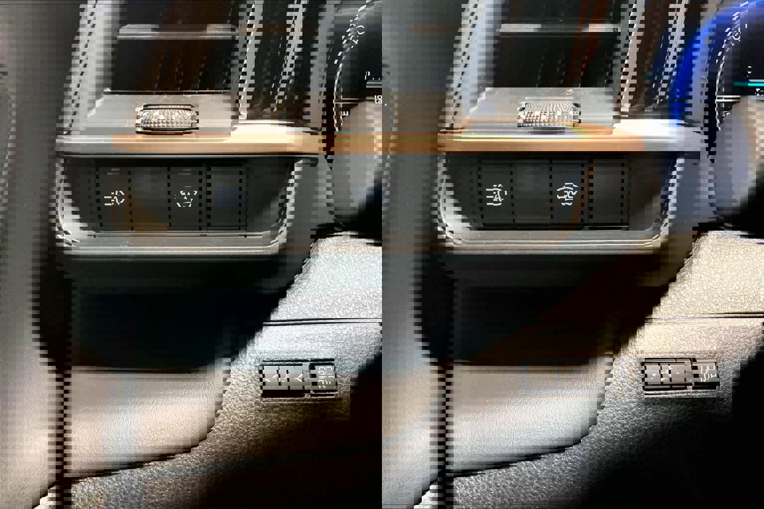 Used 2025 Toyota Crown Limited w/ Advanced Technology Package AWD/4WD image 33