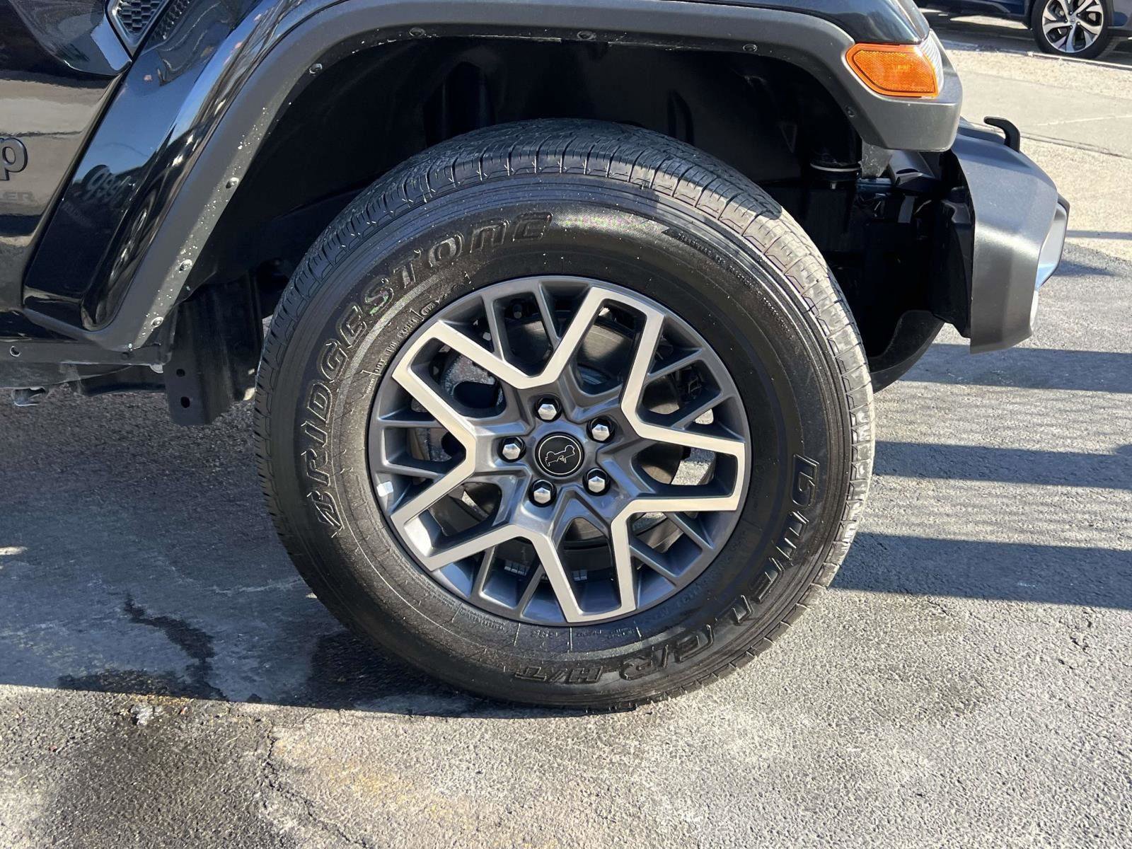 Used 2025 Jeep Wrangler Sahara image 9