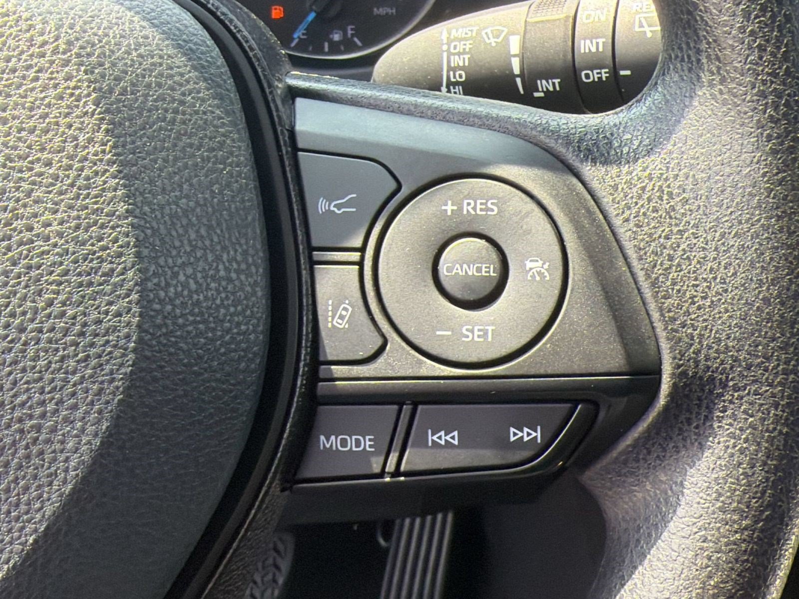 Used 2021 Toyota RAV4 XLE w/ Convenience Package AWD/4WD image 18