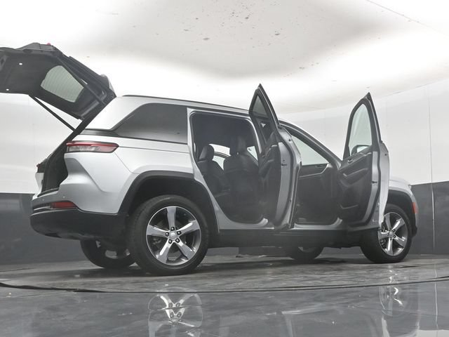 Used 2025 Jeep Grand Cherokee Limited w/ Black Appearance Package AWD/4WD image 64