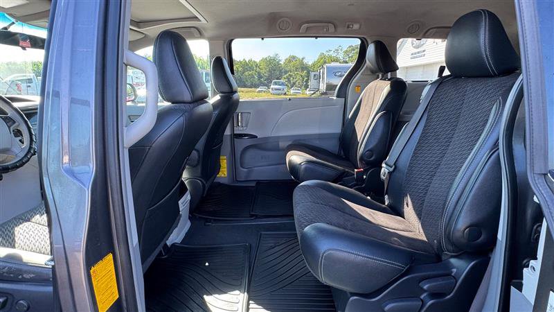 Used 2011 Toyota Sienna SE w/ Preferred Pkg FWD image 37