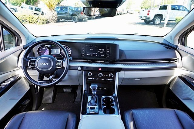 Used 2024 Kia Carnival LX FWD image 19