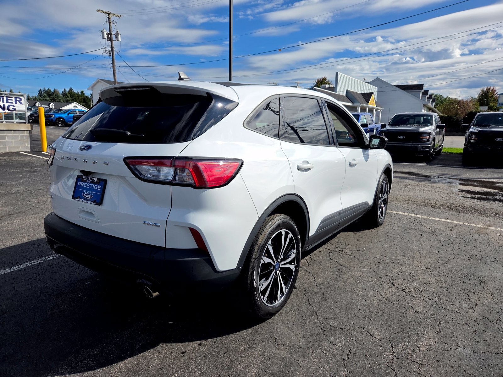 Used 2022 Ford Escape SE w/ SE Sport Appearance Package AWD/4WD image 3