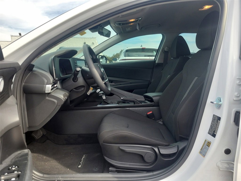 Certified 2025 Hyundai Elantra SE image 18
