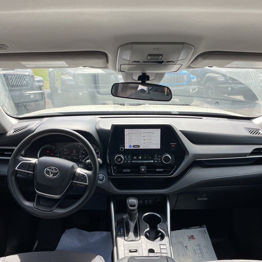 Used 2023 Toyota Highlander L image 18