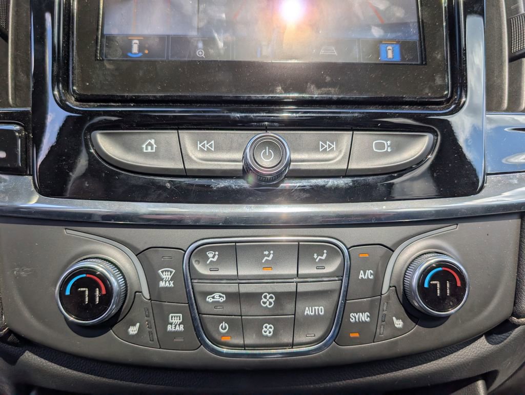 Used 2023 Chevrolet Traverse LT w/ LT Premium Package AWD/4WD image 18