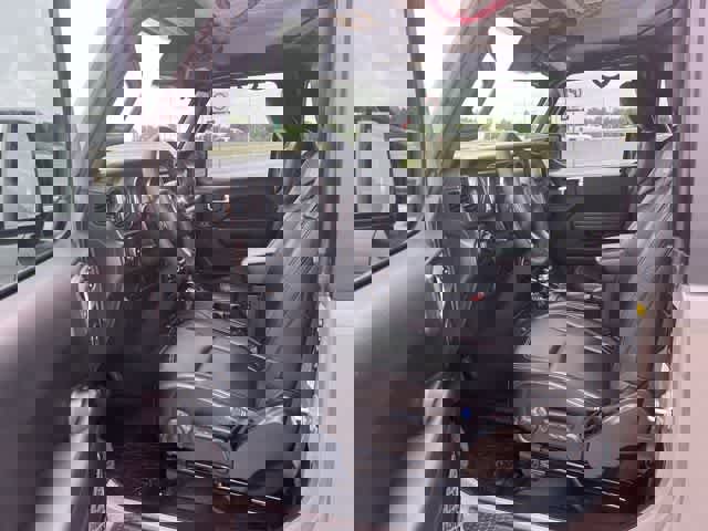 Used 2023 Jeep Wrangler Sport S image 3