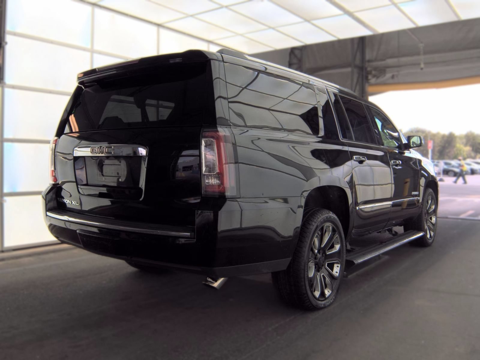 Used 2020 GMC Yukon XL Denali w/ Denali Ultimate Package AWD/4WD image 3