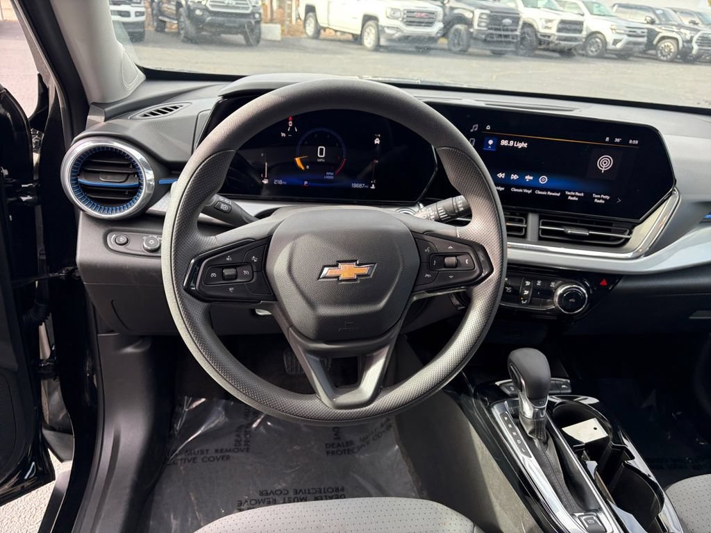 Used 2025 Chevrolet Trax LT FWD image 9