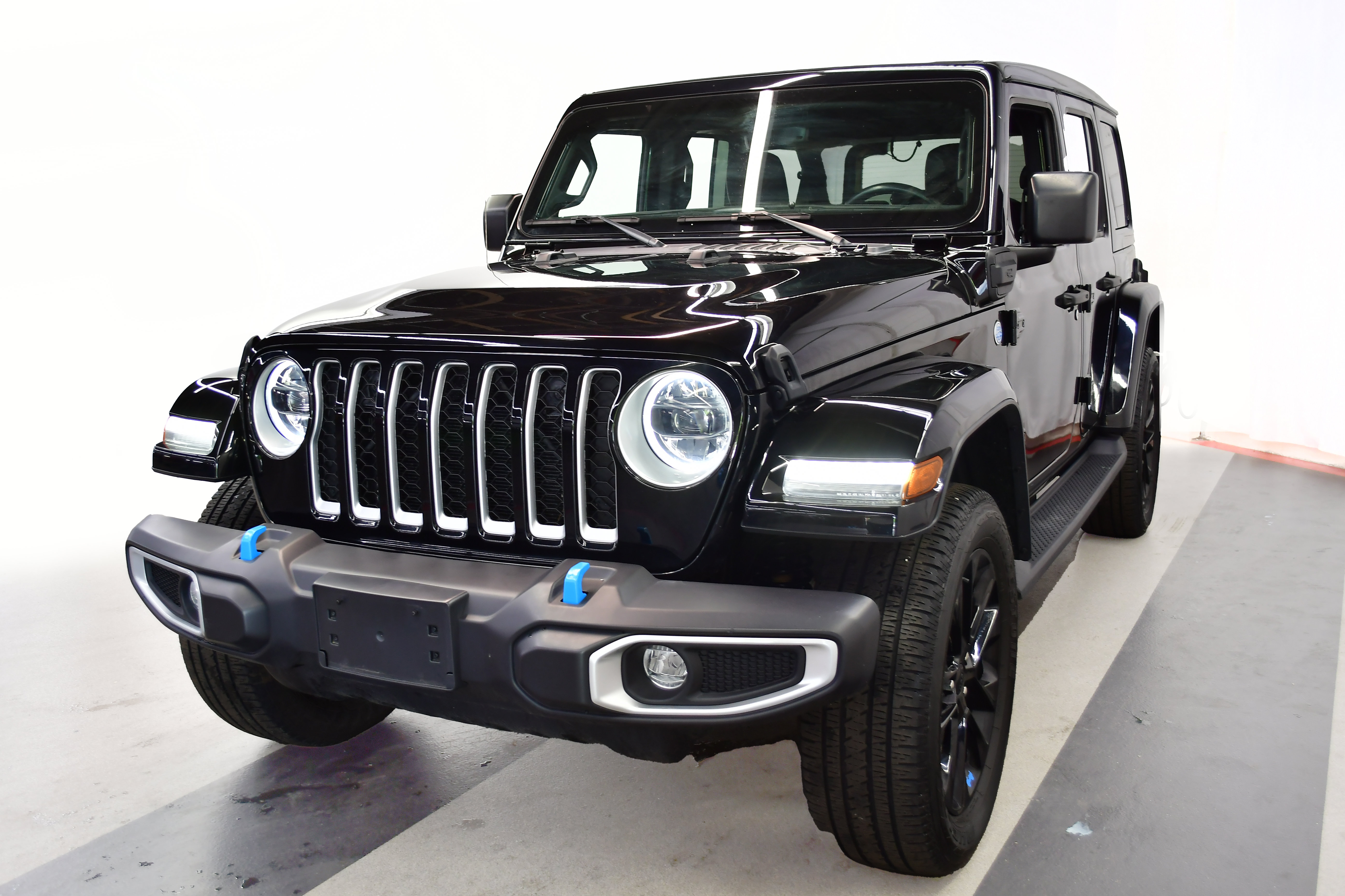 Used 2023 Jeep Wrangler Unlimited Sahara w/ Cold Weather Group AWD/4WD image 4